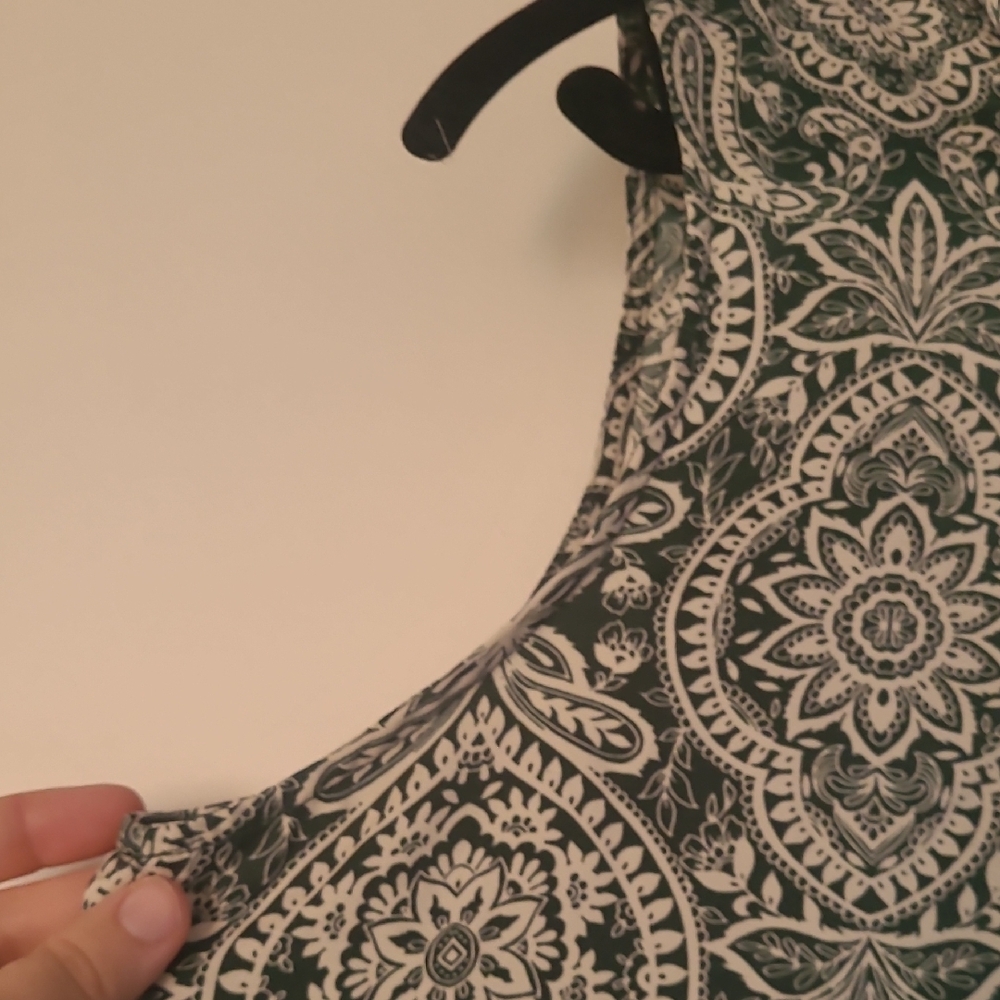 Zac & Rachel Green and White Paisley Tie-Neck Sleeveless Top - Picture 4 of 5